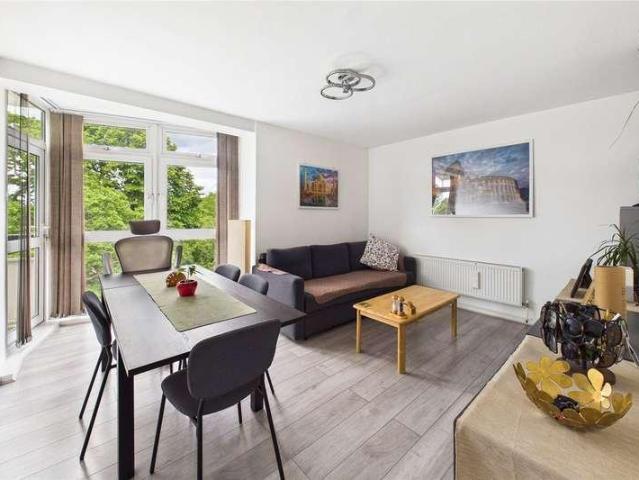 Flat for sale in Furzedown, Greater London
