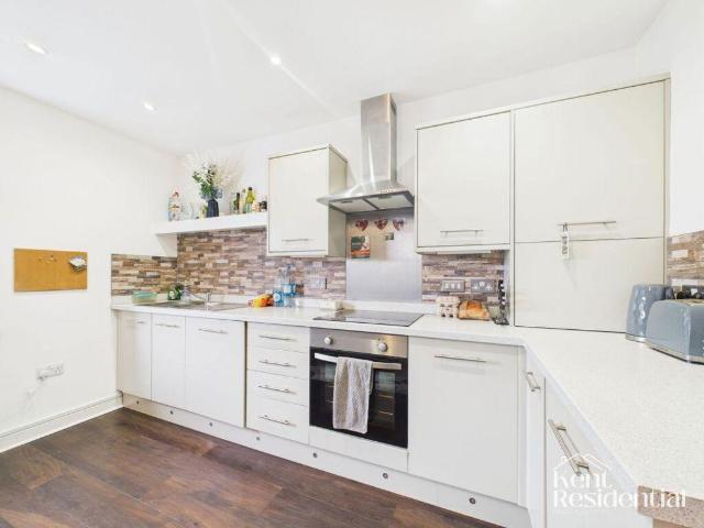 Flat for sale in Midway, Kent