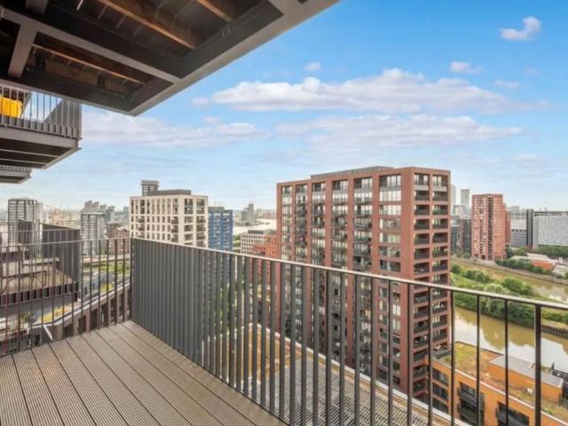 Flat for sale in London City Island, Blackwall
