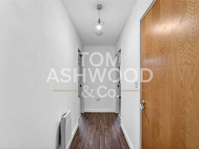 Flat for sale in Newbury Park, Greater London