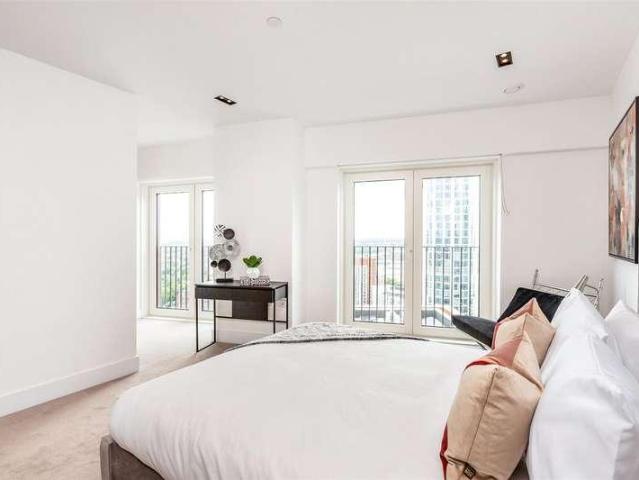 Flat for sale in Vauxhall, Greater London
