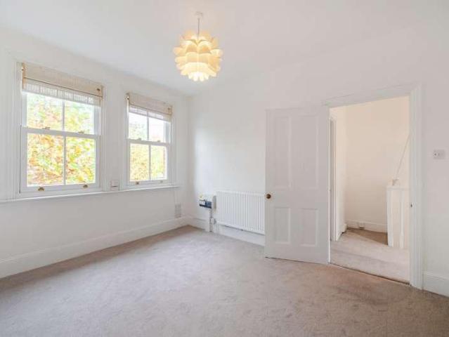Flat for sale in Lane, Greater London