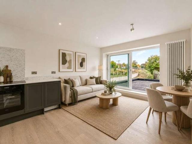 Flat for sale in London Borough of Wandsworth, Greater London