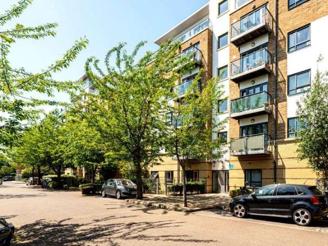 Flat for sale in Harlesden, Greater London