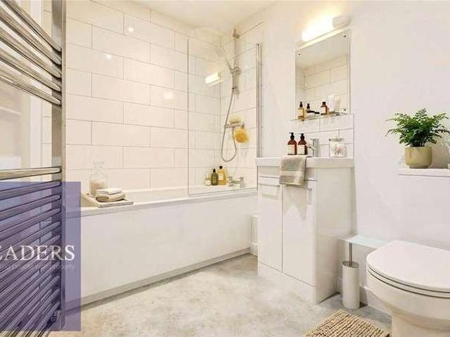Flat for sale in Chipping Hill, Essex