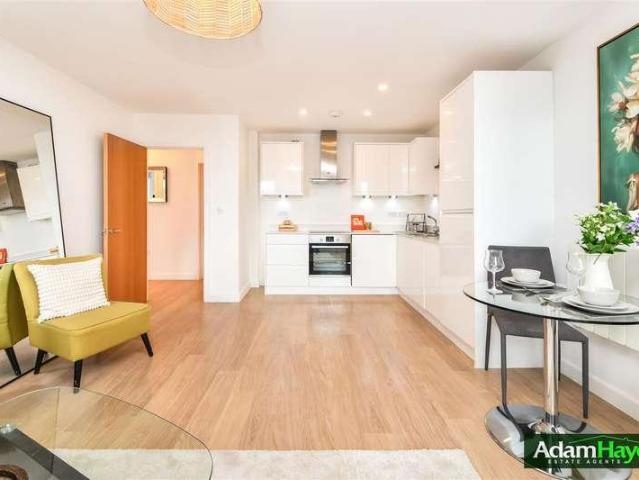 Flat for sale in Whetstone, Greater London
