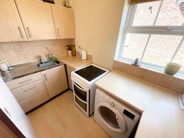Flat for sale in Farsley, West Yorkshire