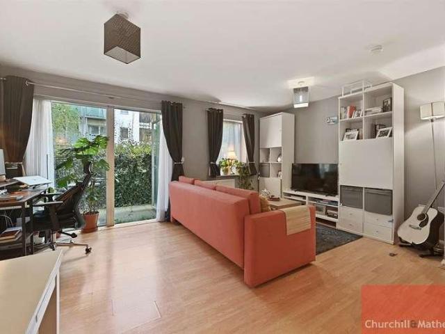 Flat for sale in Shepherd's Bush, Greater London