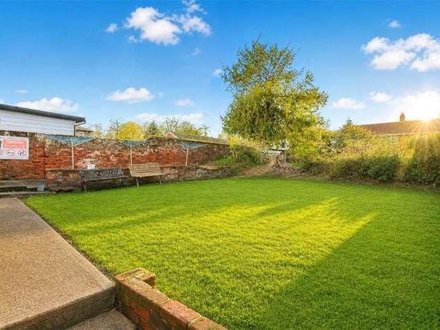 Flat for sale in Chipping Hill, Essex