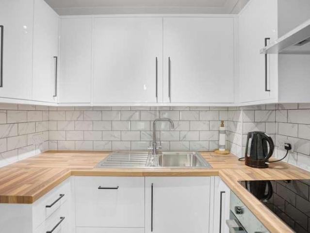 Flat for sale in Tulse Hill, Greater London