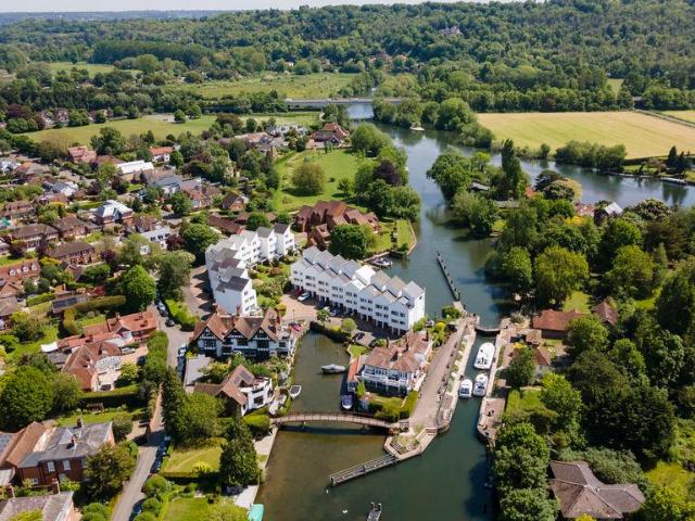 Flat for sale in Lunnon, Buckinghamshire