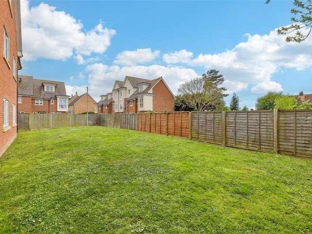 Flat for sale in The Bridge, Kent