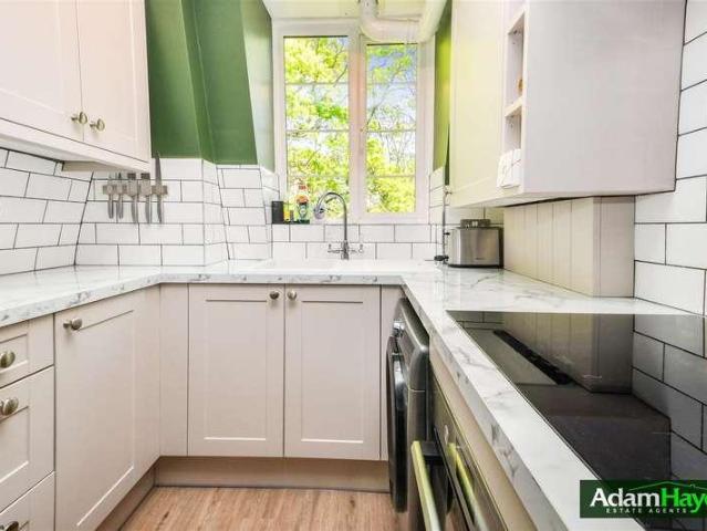 Flat for sale in Hendon, Greater London