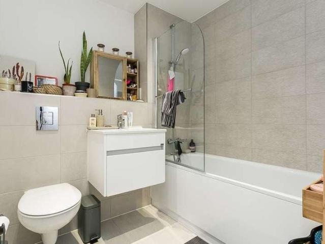 Flat for sale in Leith, Scotland