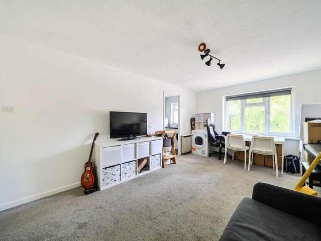 Flat for sale in Wallington, Greater London