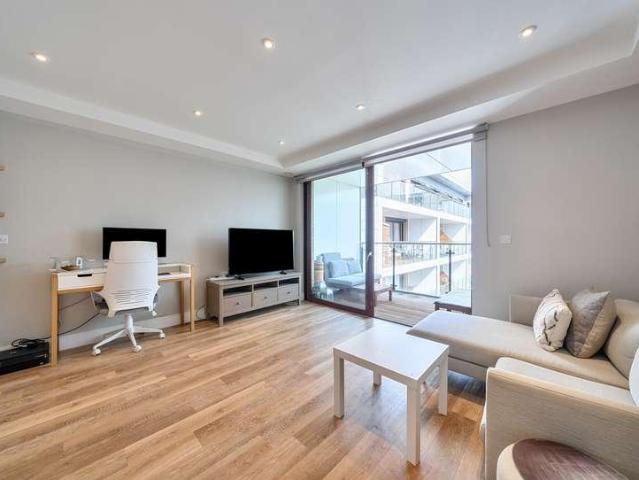 Flat for sale in Earlsfield, Greater London