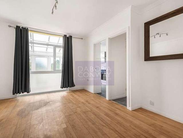 Flat for sale in Chingford, Greater London