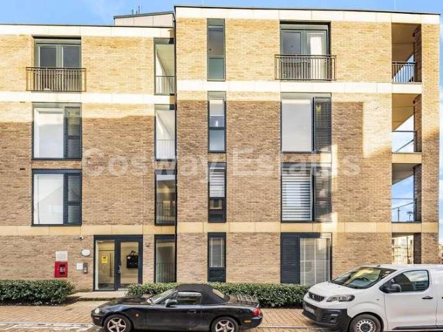 Flat for sale in West Finchley, Greater London