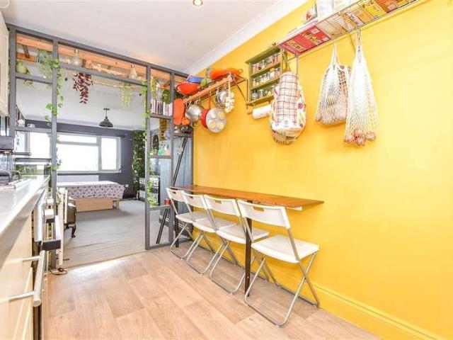 Flat for sale in Rose Green, Clapham