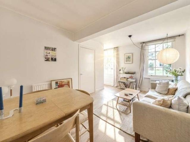 Flat for sale in East Dulwich, Greater London