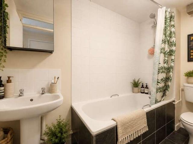 Flat for sale in Maida Hill, Greater London