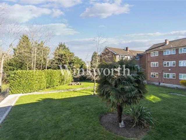 Flat for sale in Southgate, Greater London