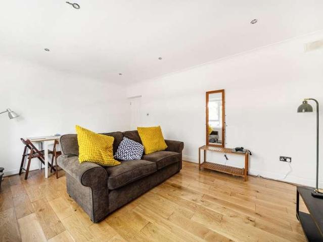 Flat for sale in London Borough of Ealing, Greater London