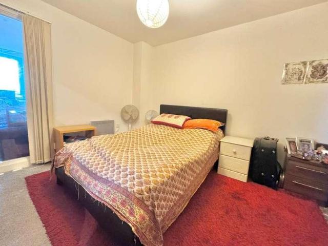 Flat for sale in Richmond Hill, West Yorkshire