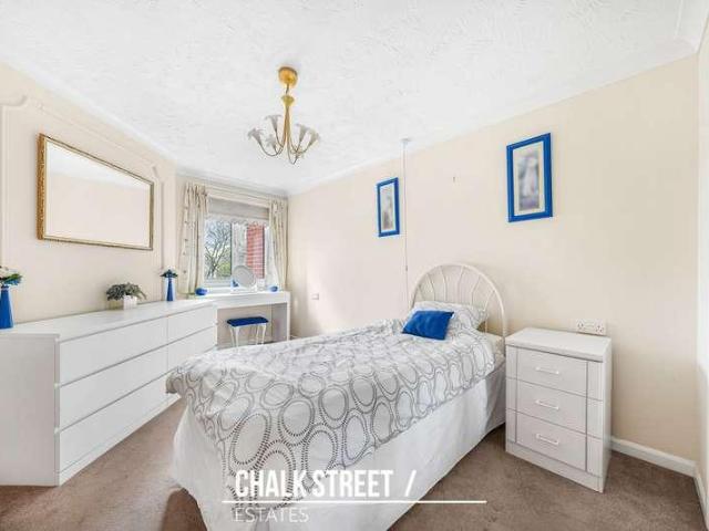 Flat for sale in Hornchurch, Greater London
