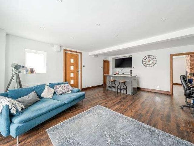 Flat for sale in North Sheen, Greater London