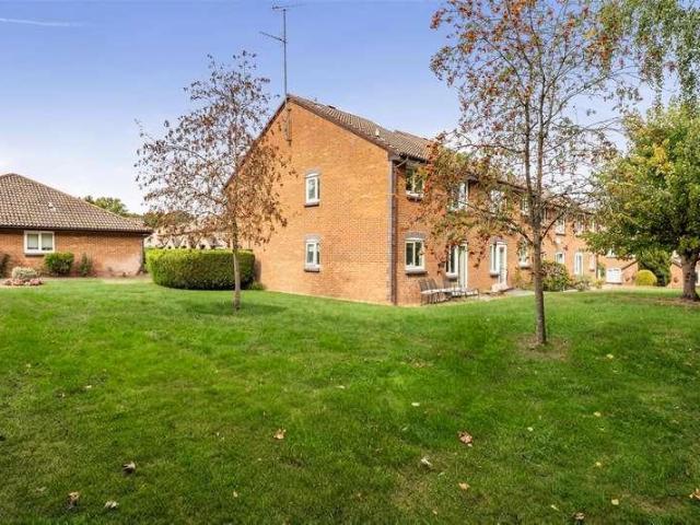 Flat for sale in Emmbrook, Wokingham
