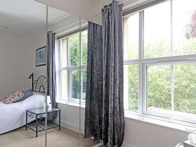 Flat for sale in Red Hill, Surrey