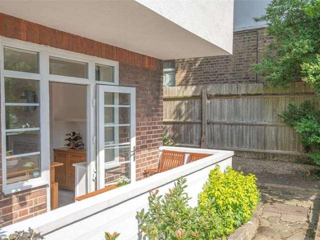 Flat for sale in Colney Hatch, Greater London
