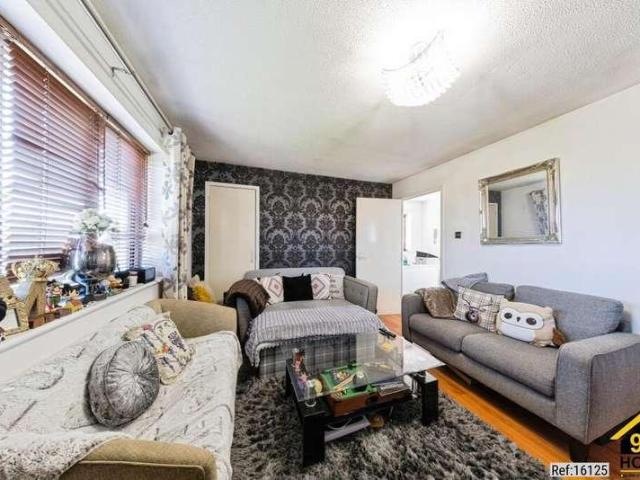 Flat for sale in Monkston Park, Milton Keynes