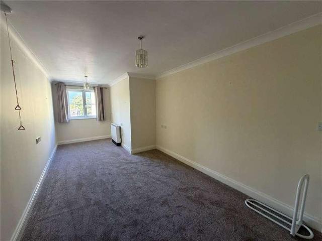 Flat for sale in Yeovil, Somerset