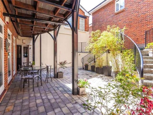 Flat for sale in Henley-on-Thames, Berrick Salome