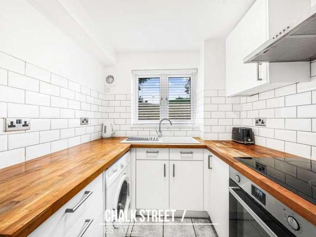 Flat for sale in Hornchurch, Greater London