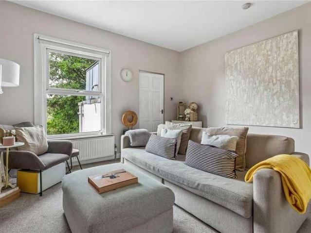 Flat for sale in Furzedown, Greater London