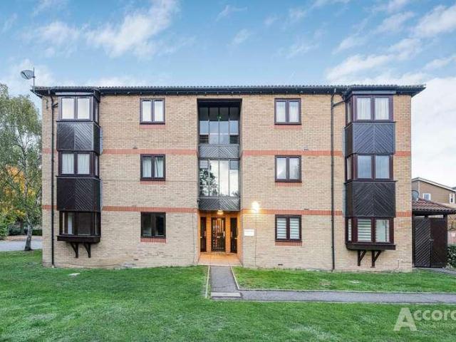 Flat for sale in Gidea Park, Greater London