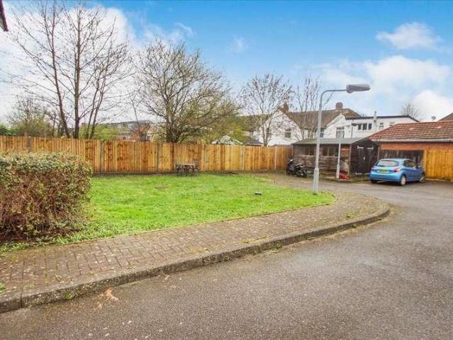 Flat for sale in Slough, Cippenham