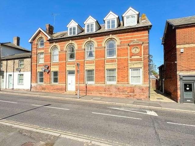 Flat for sale in Chipping Hill, Essex