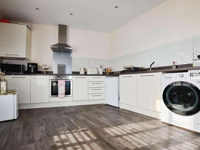 Flat for sale in Hull, Kingswood