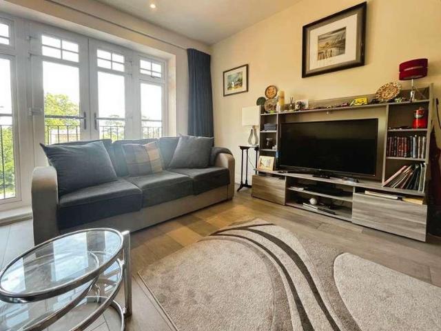 Flat for sale in Furze Platt, Maidenhead