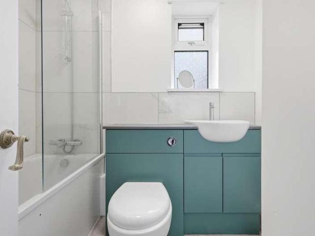 Flat for sale in Woodford Bridge, Greater London