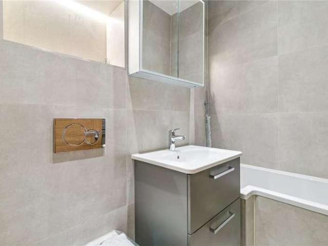 Flat for sale in Bayswater, Greater London
