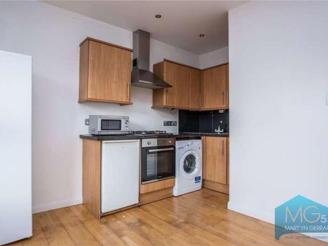 Flat for sale in Finchley, Greater London