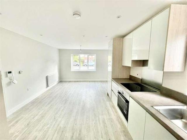 Flat for sale in Iver, Richings Park