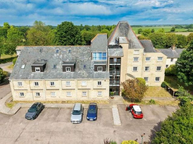 Flat for sale in King's Walden, Hertfordshire