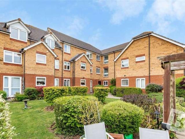 Flat for sale in Romford, Gidea Park