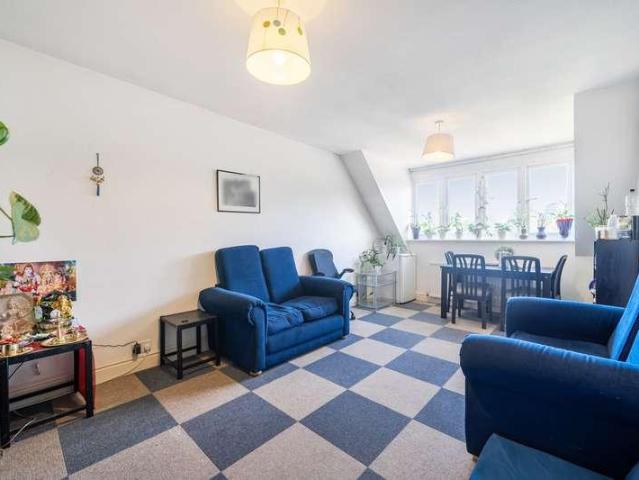 Flat for sale in North Finchley, Greater London